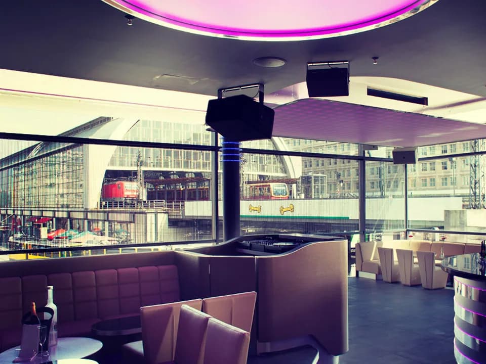 DJ-Pult und Lounge im Club der Carambar mit Blick auf den Bahnhof Alexanderplatz