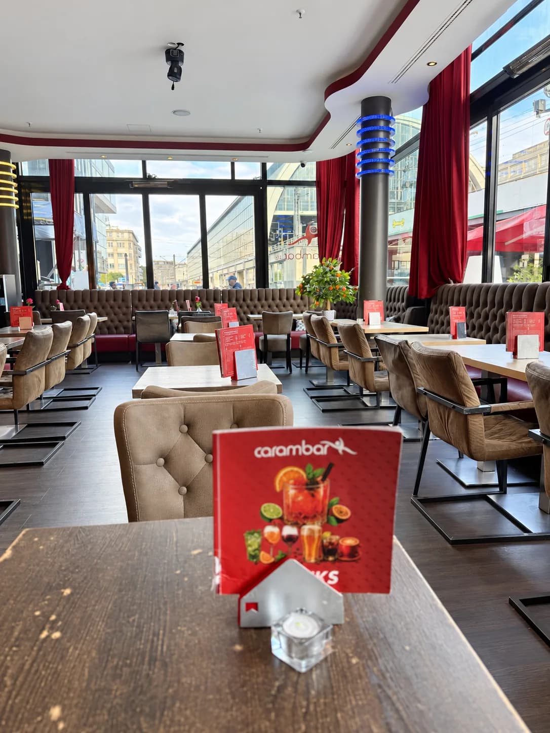 Getränkekarte der Carambar auf einem Tisch im Restaurant
